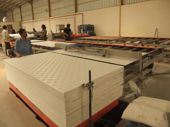 機械の荷を下している自動板が付いている専門のギプスの天井のタイルの生産ライン
