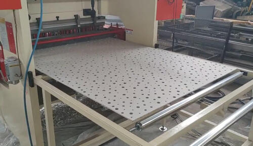 タイの工場に、石膏ボードパンチングマシンを納入します。