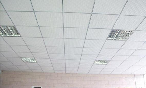 家装飾的なポリ塩化ビニールのギプスの天井のタイルは機械380V 50HZ頻度を作ります