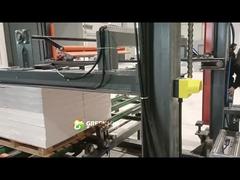 石膏天井板のスタック全体のラッピング作業