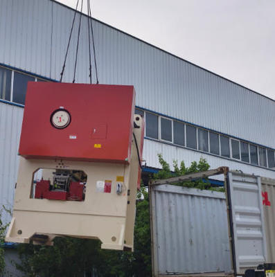 良い価格 小規模ビジネスのための石膏天井タイルパンチングマシン吸収パネル生産装置 オンライン