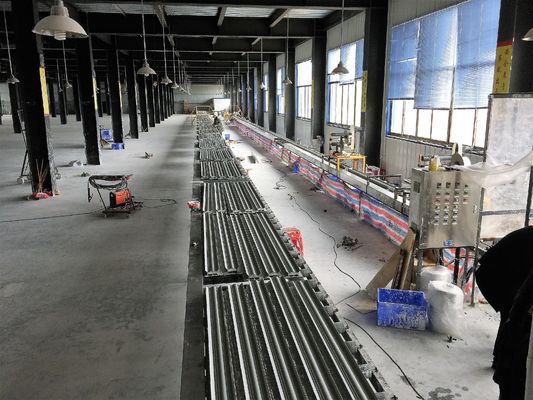 明確なラインが付いている自動天井のコーニスの製造業機械
