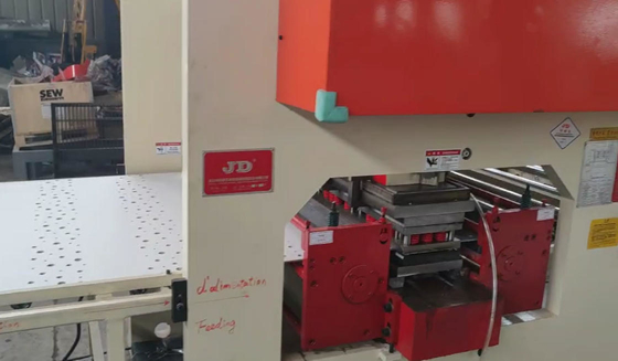 操作が簡単なタイル油圧プレスマシンMDFボードシートボードパンチングマシン