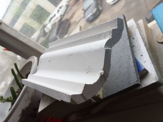 良い価格 鋳造物にコーニスをつけさせます機械/ギプスに内部の装飾的なギプスのコーニスを収容して下さい オンライン
