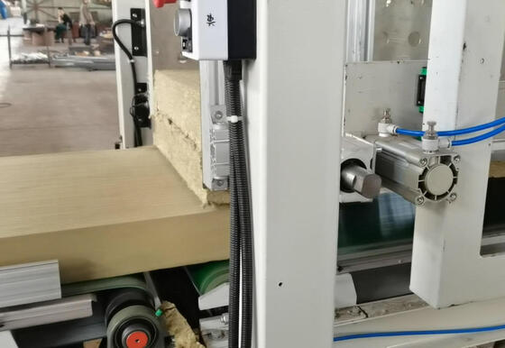 良い価格 2.4m 自動玄武岩繊維生産ライン（60000 TPA 容量、PLC 制御システム搭載、鉱物ウールボード製造用） オンライン
