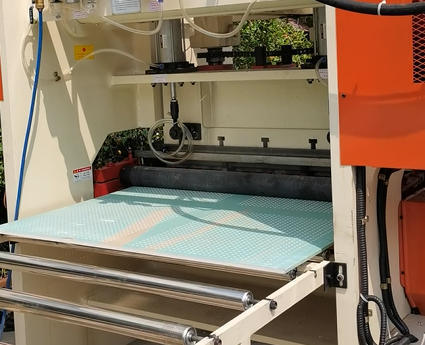 良い価格 高効率のジプスボード孔孔機 コンピュータ中央制御,孔孔幅1220mm,複数の穴形 オンライン