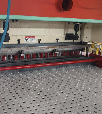 良い価格 複数の穴形状を持つ MDF パネル用の 160 トンの圧力 11 KW パワー穴開け機 オンライン